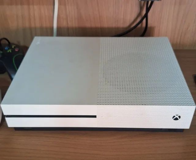 Console XBox One S com cabo de força e cabo HDMI.