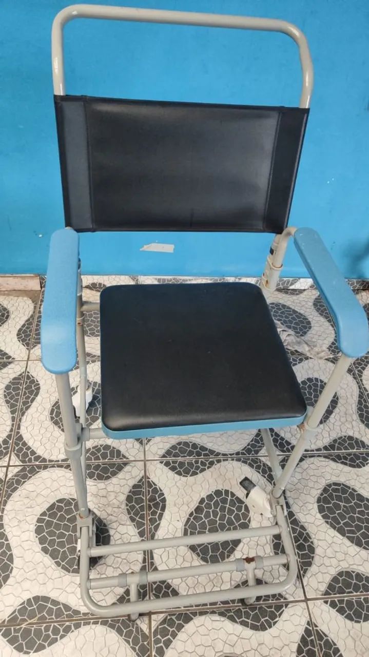 Cadeira de Banho com Rodas - Prática e Confortável - Foto 3
