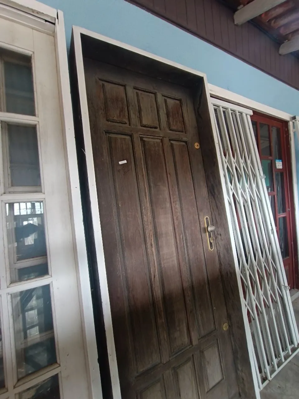 Porta de Madeira Maciça - Usada 80cm x 2.10 caixilho 16cm VENDE-SE