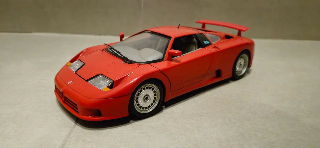Bugatti EB110- miniatura 1/18