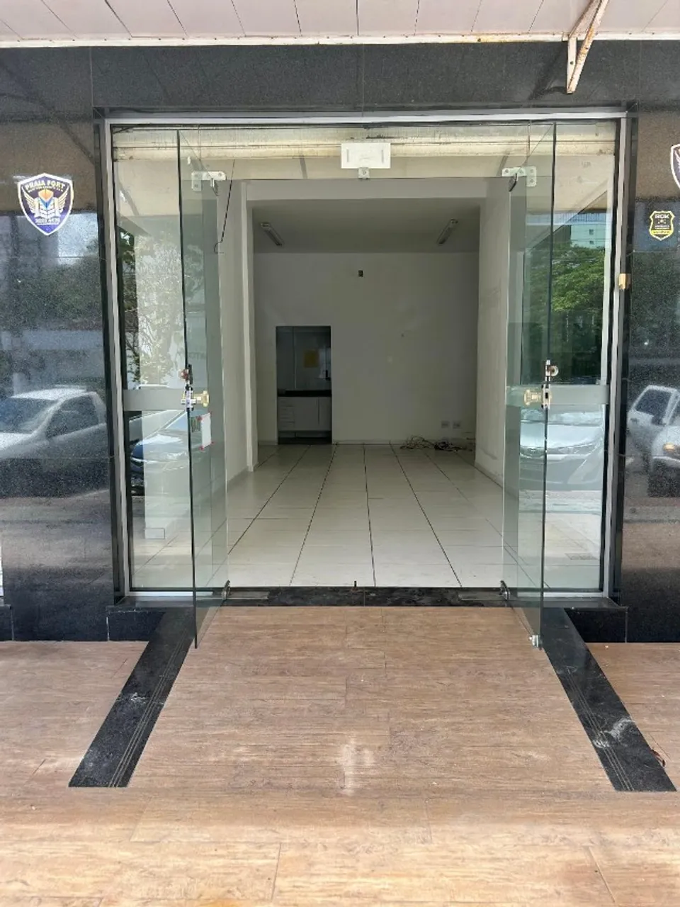 Aluga-se loja 35, 70 ou 105 m2 - Praia do Canto! Frente ampla para a rua, com deck.
