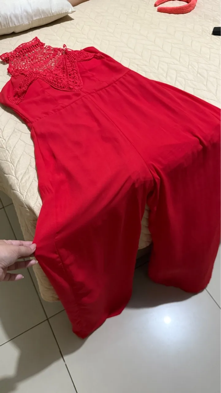 Macacão vermelho elegante com detalhes em renda