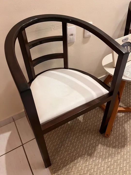 Poltronas em madeira maciça 