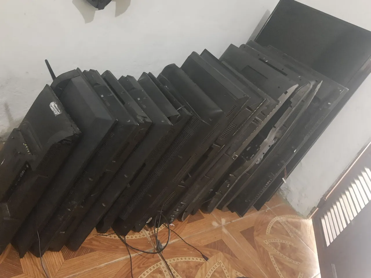 Lote de TVs para reposição de peças