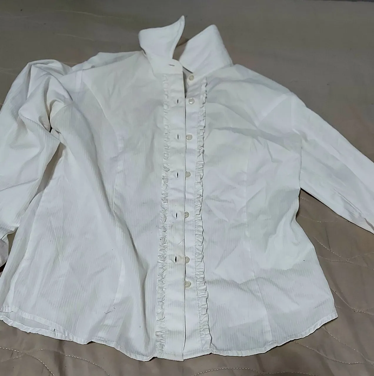 Blusa branca feminina com babado