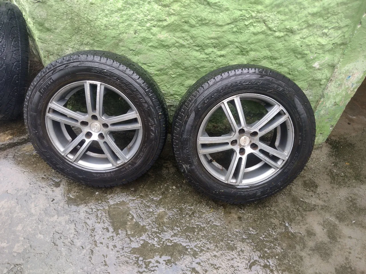 Rodas de liga leve com pneus Pirelli Scorpion