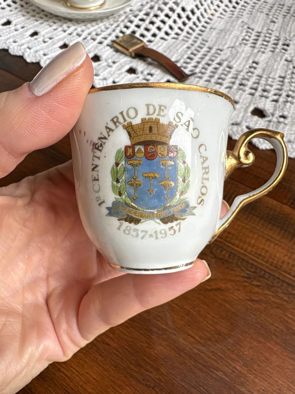 XÍCARA ANTIGA COMEMORATIVA - 1º CENTENÁRIO DE SÃO CARLOS (1857-1957) ?