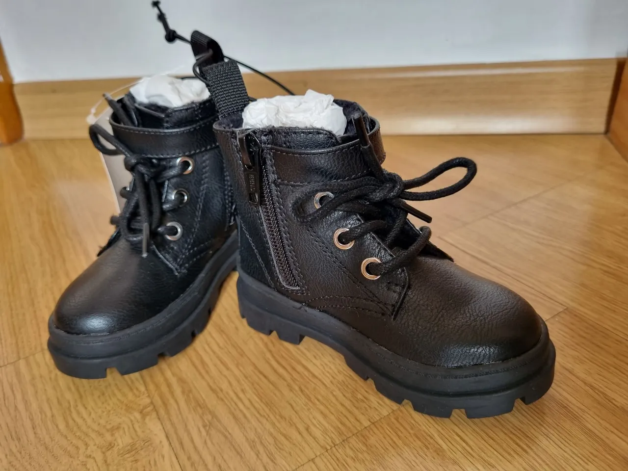 Botas de Couro Preta para criança - marca H&M - tamanho 20