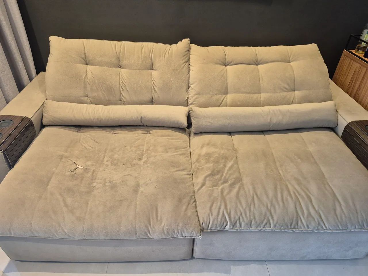 Sofá retrátil na cor cinza