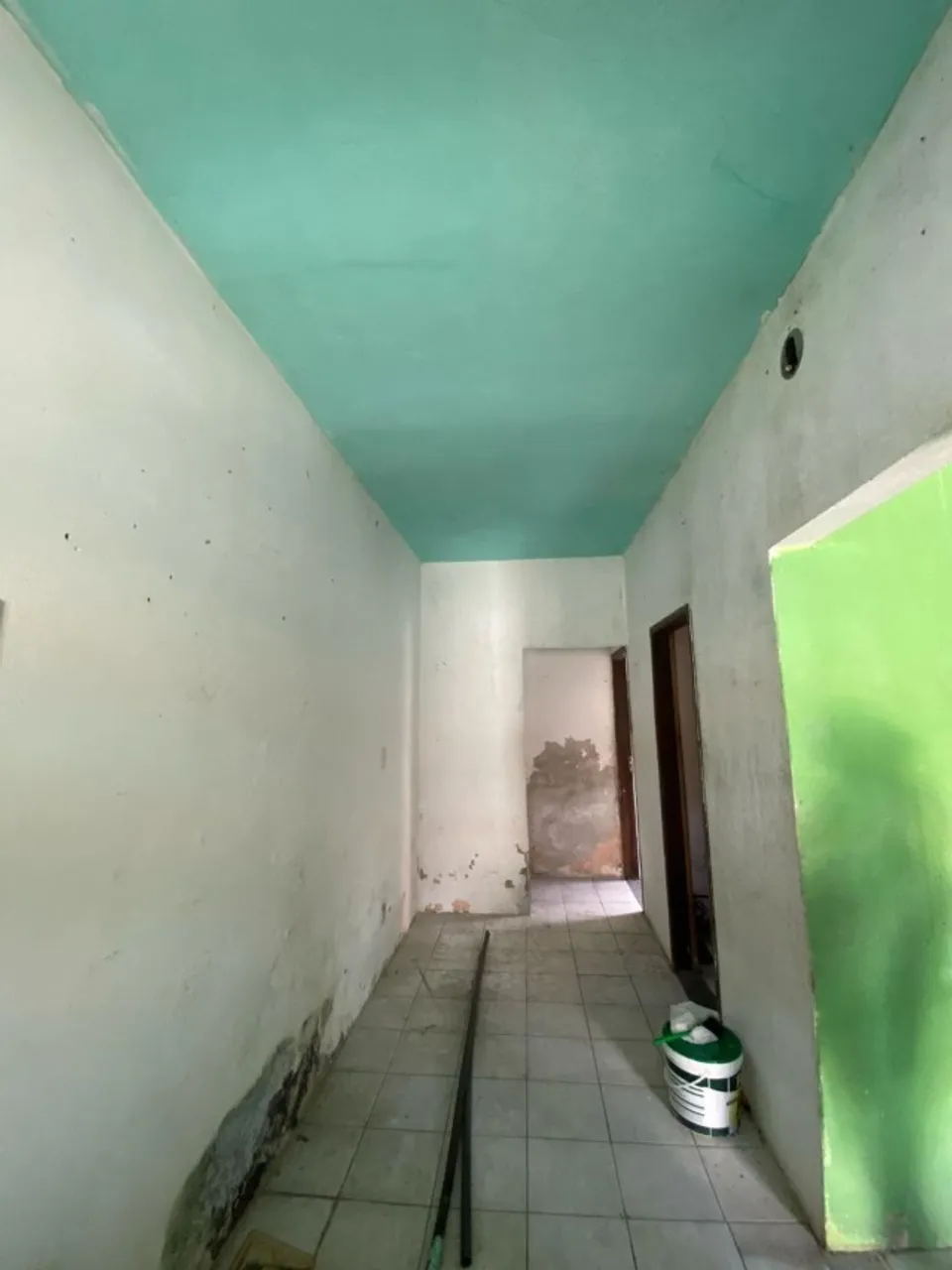 Casa no Centro de Dias D'ávila, Bahia com 3 quartos, 2 banheiros e avarandada.