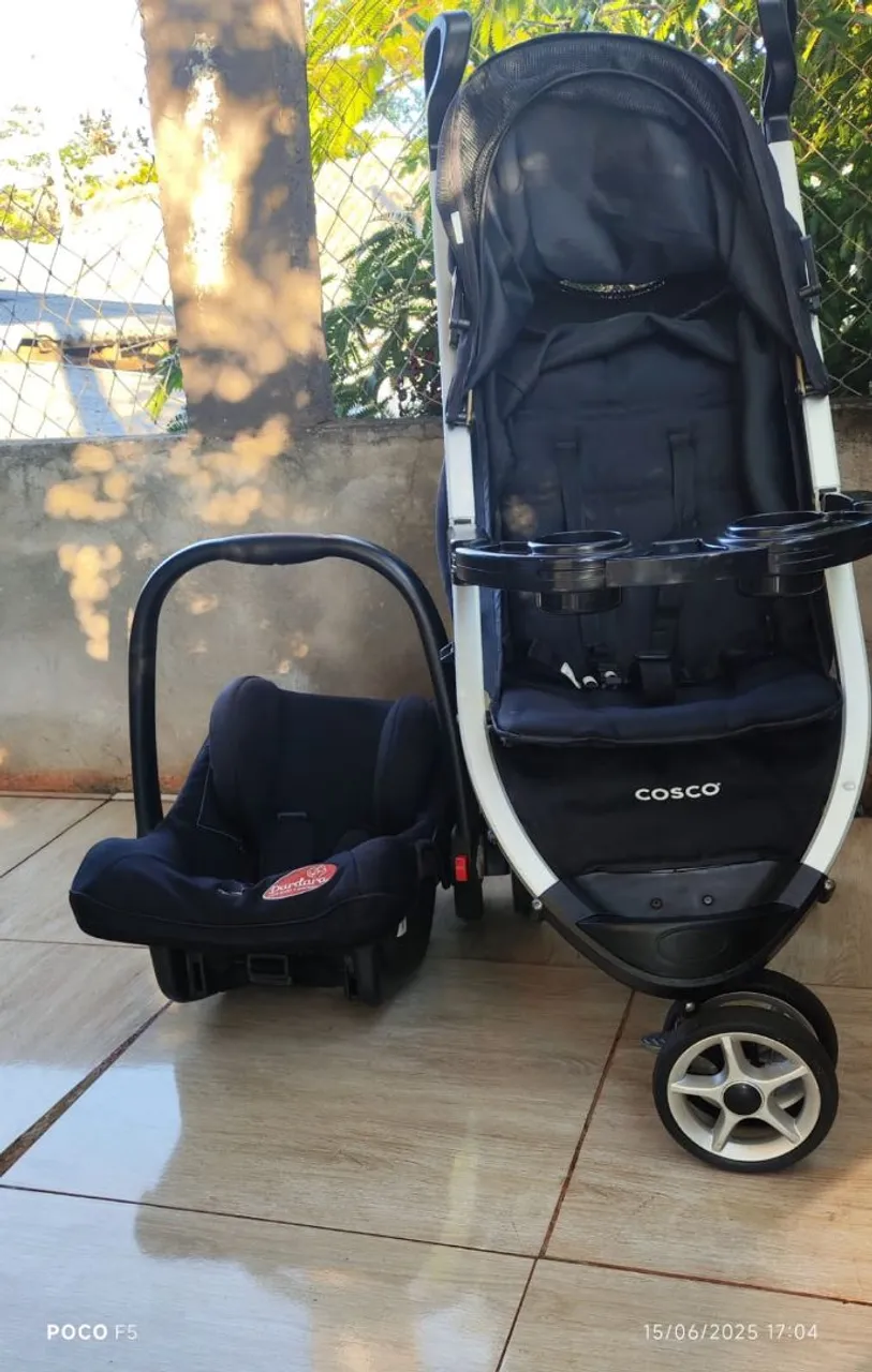 Carrinho de bebê Cosco com bebê conforto