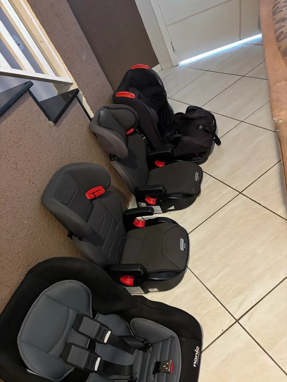 Cadeirinha de automóvel e bebê conforto 
