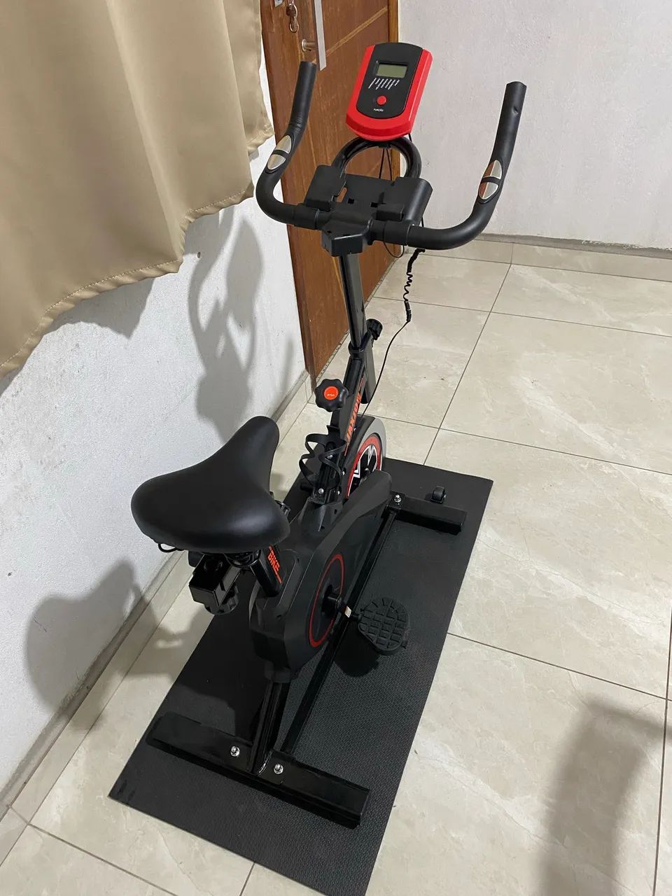 BICICLETA SPINNING NOVA, NUNCA USADA + TAPETE - Foto 4