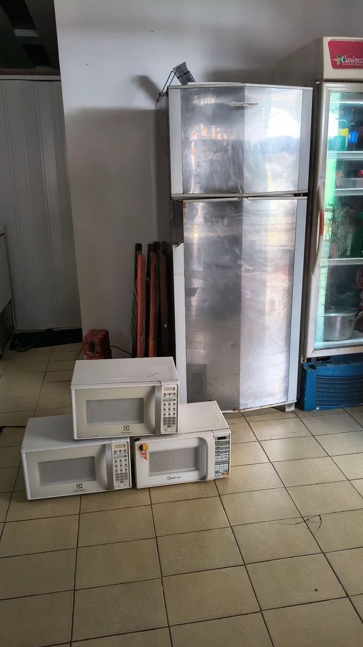 Geladeira e microondas 