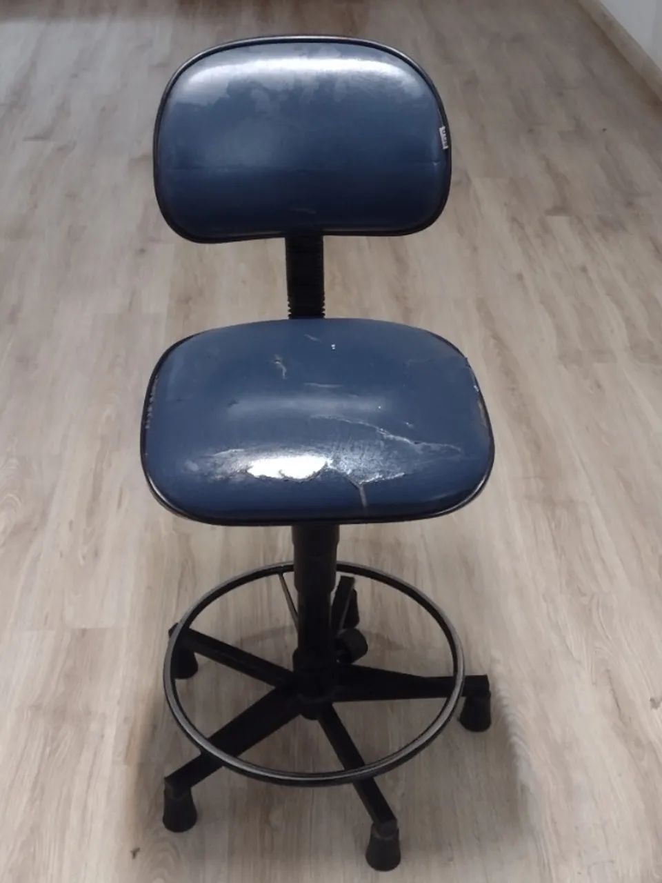 cadeira de bancada com assento e encosto com madeiras compensadas e espumas injetadas - Foto 3