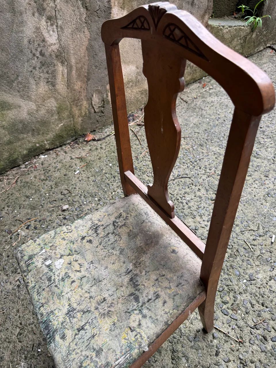 Cadeira antiga em madeira  - Foto 2