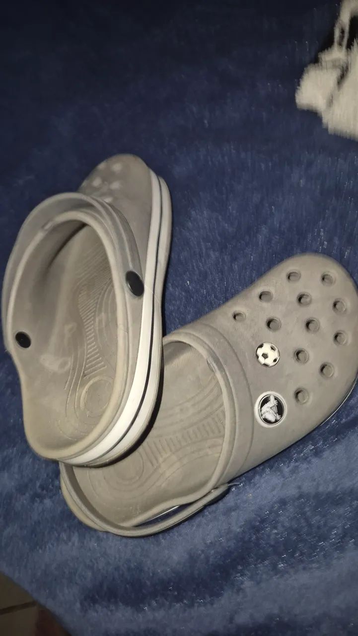 Crocs cinza, confortável para seu dia dia - Foto 4