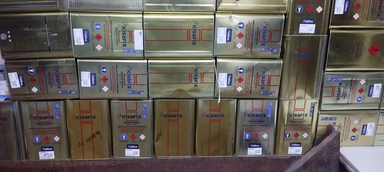 Latas de cola de sapateiro vazia