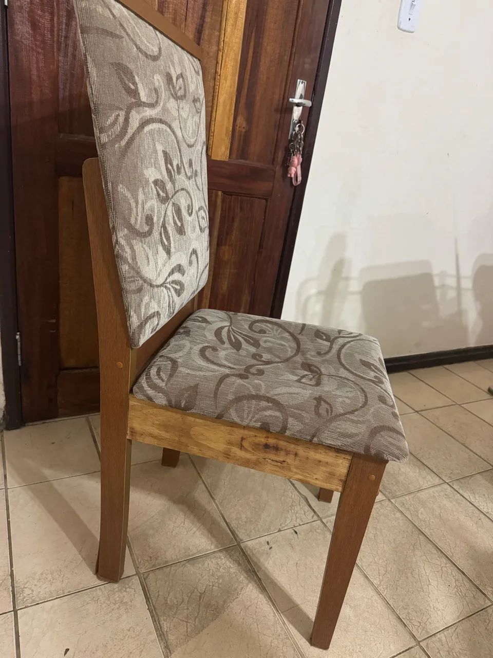 4 Cadeiras de Madeira com Estofado - Conjunto  - Foto 2