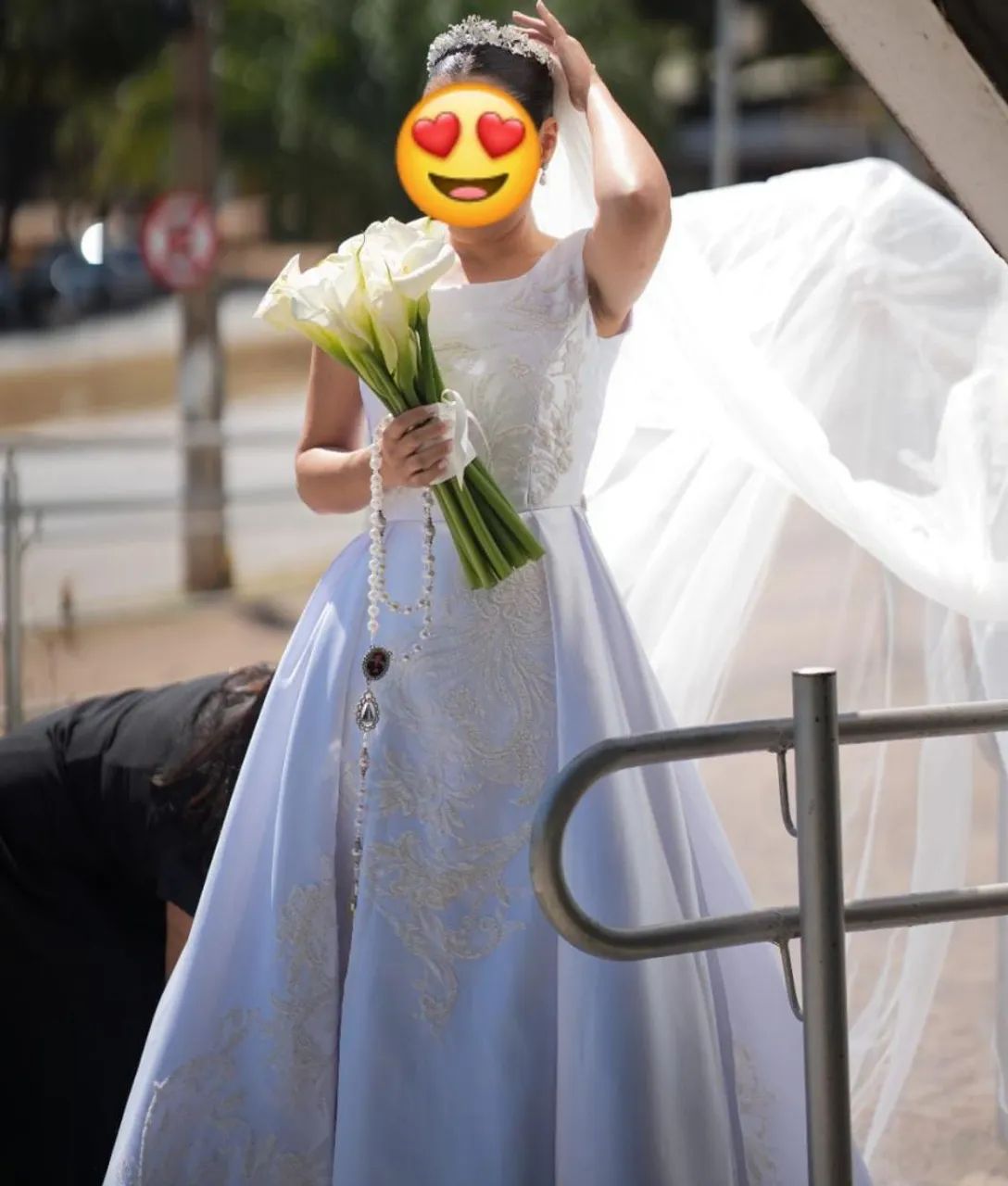 Vestido de noiva bordado com véu 