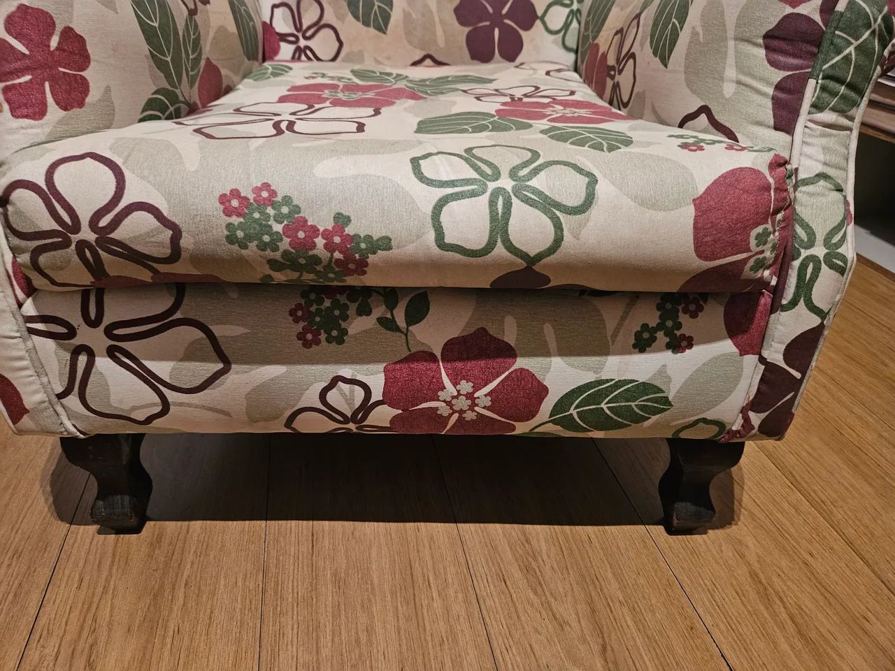 Poltrona estilo bergère com estofamento floral - Foto 5