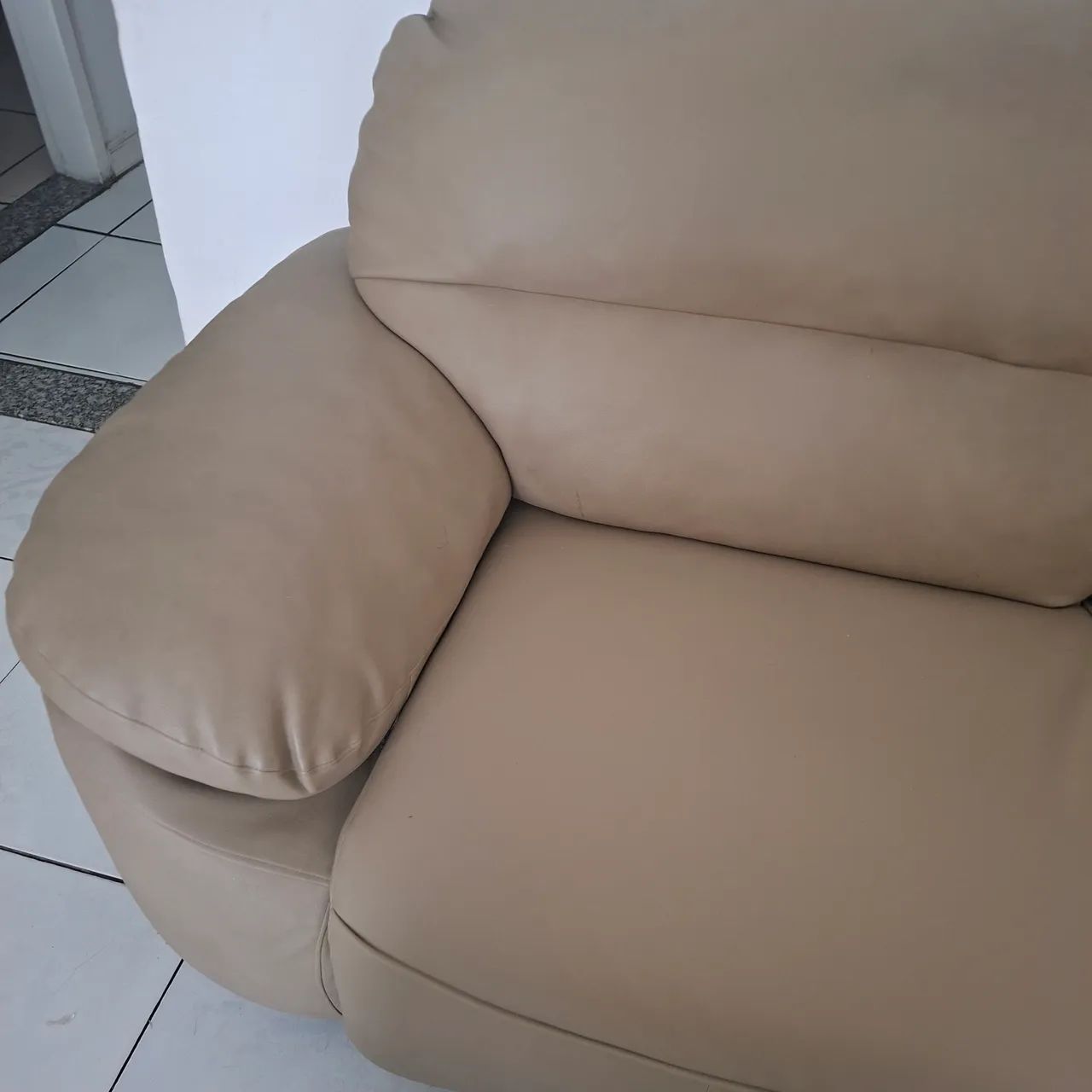 Sofá perfeito Estado 3 lugares 2 metros couro sintético - Foto 3