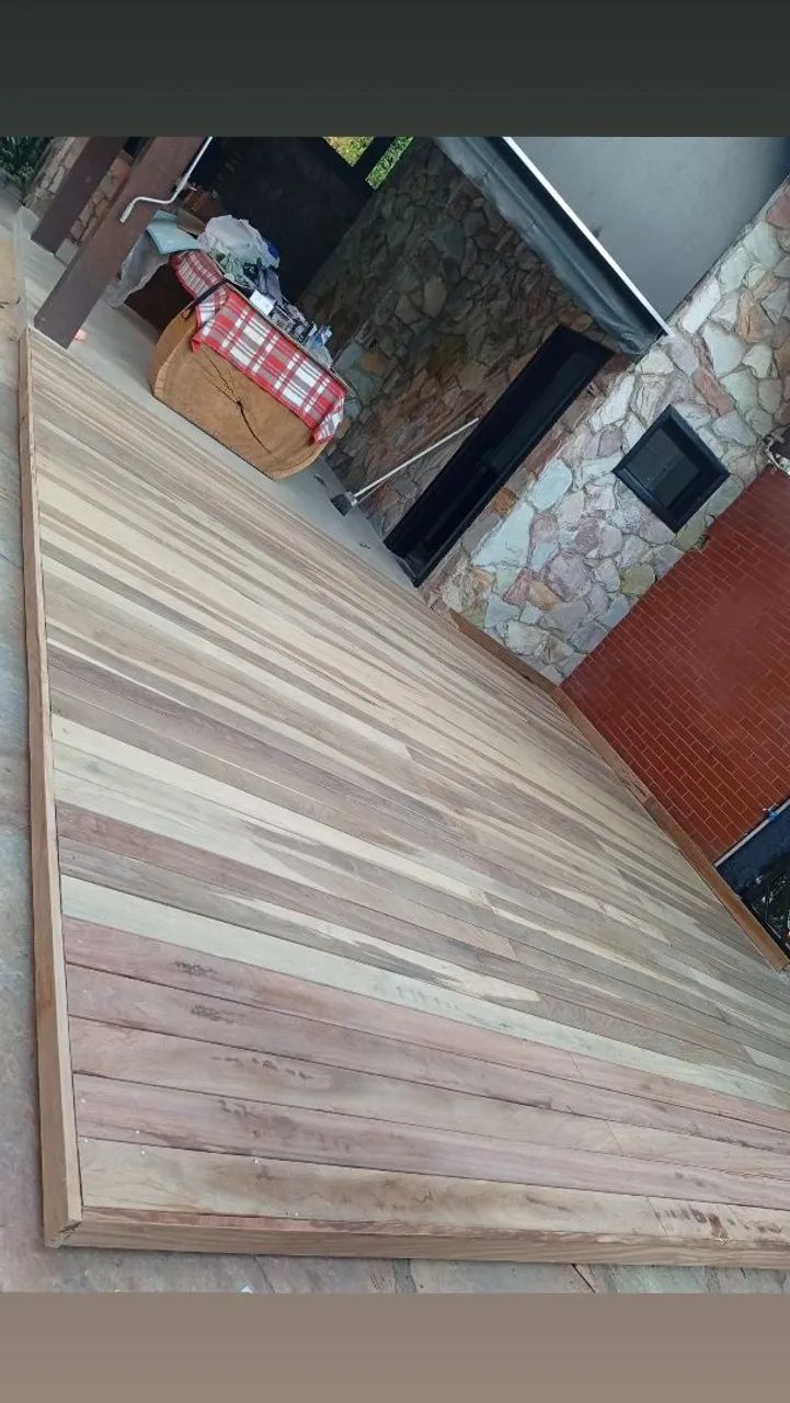 Deck de madeira sob medida planejada