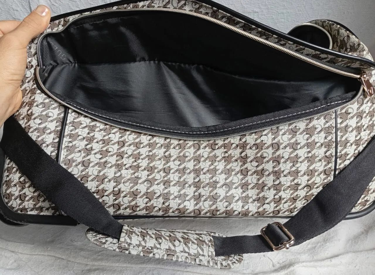 Bolsa da Guess versátil para viagem  - Foto 4