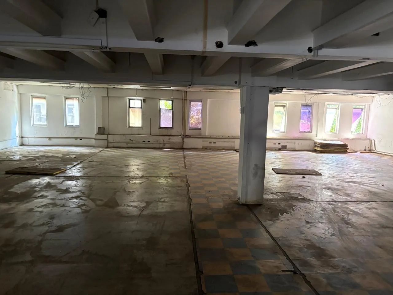 Vendo sala comercial com 590 metros banheiro interno vaga de garagem ! - Foto 2