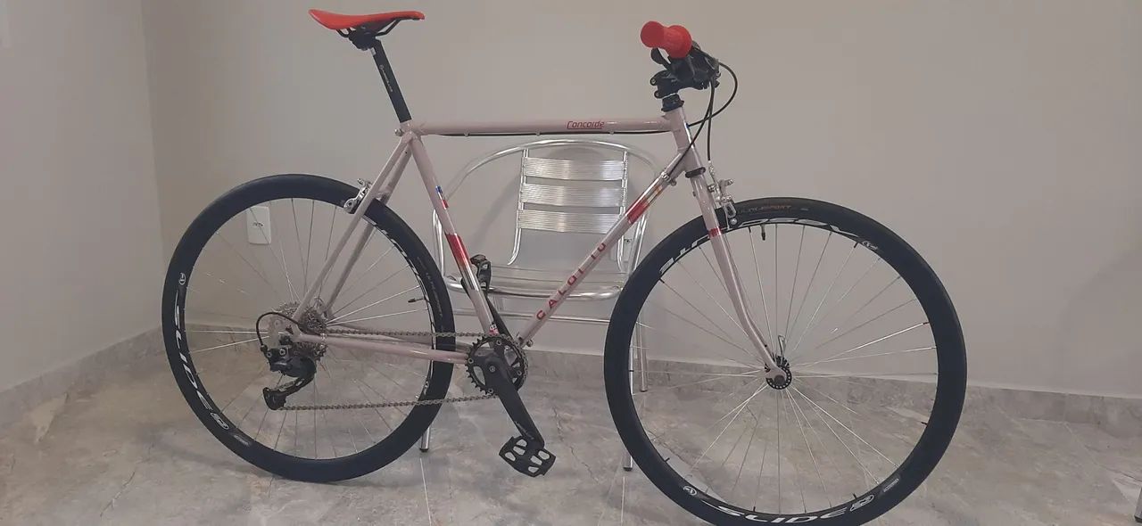 Bicicleta antiga urbana customizada