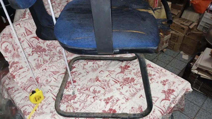 Cadeira com Braços e Base Tubular - Para Restauro - Foto 3