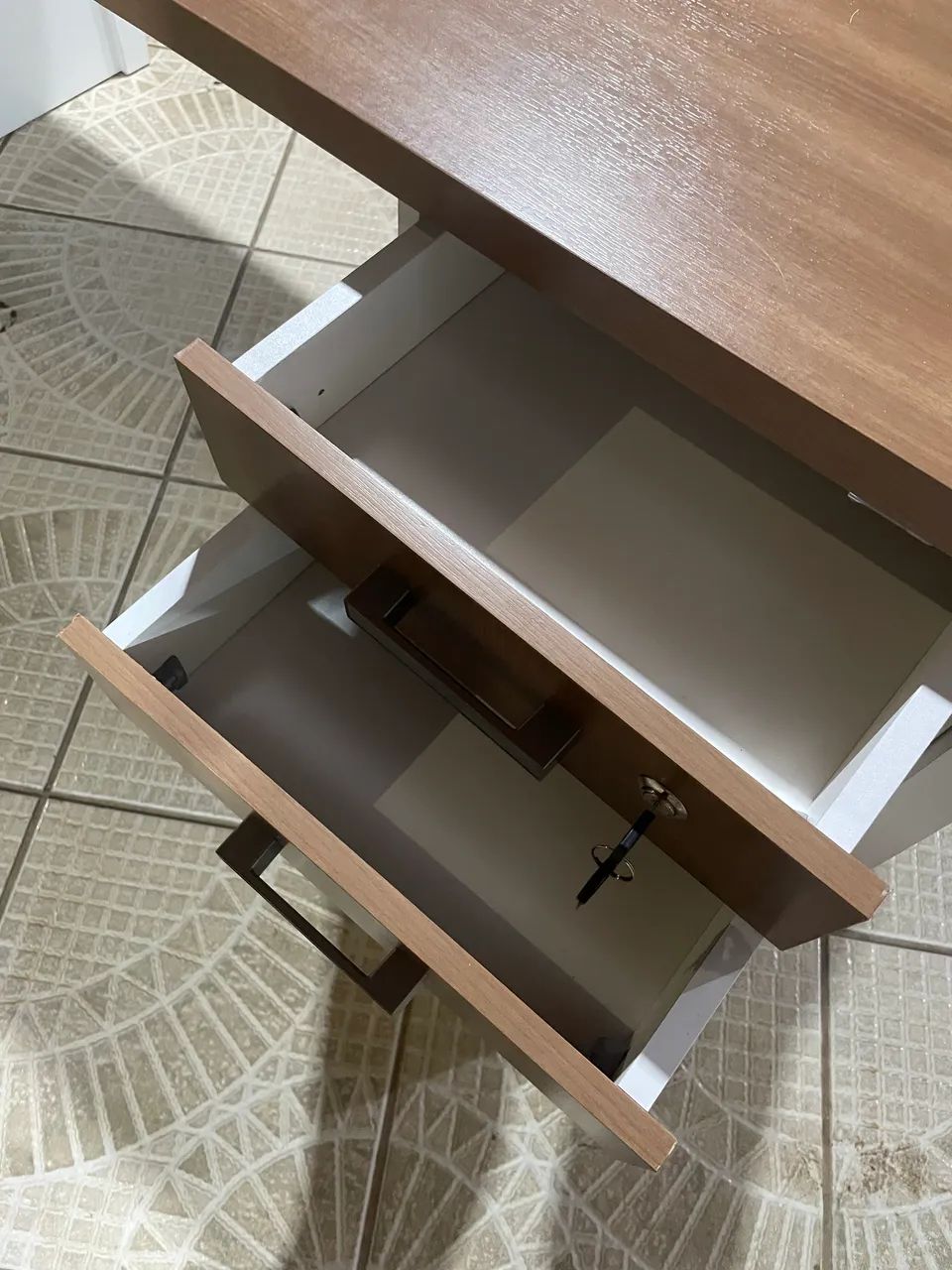 Mesa escritório com 2 gavetas com chave 
