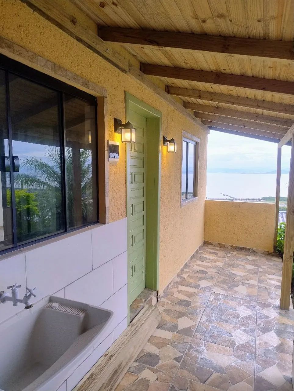 Alugo casa de 2 quartos 