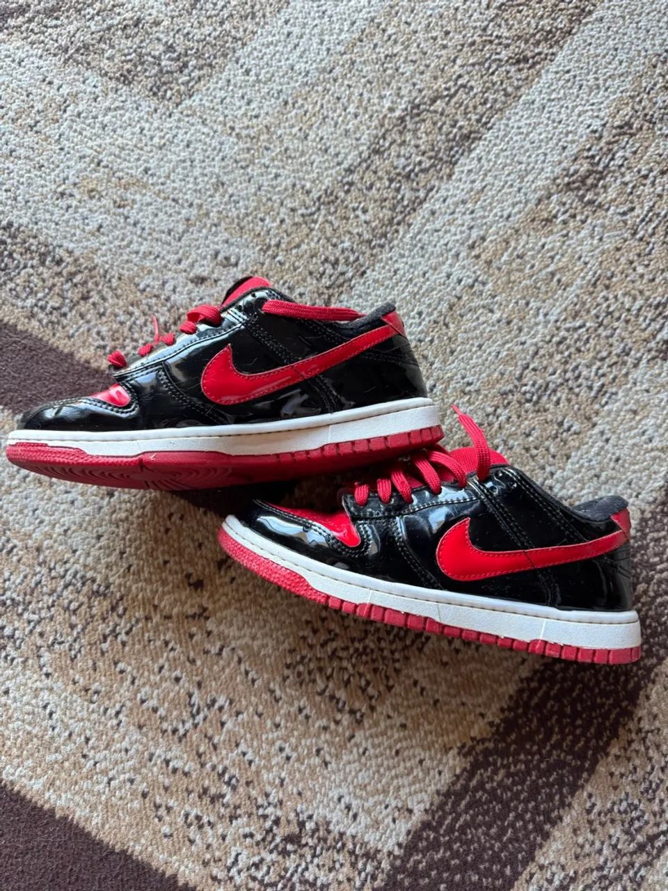 Tênis vermelho e preto 40