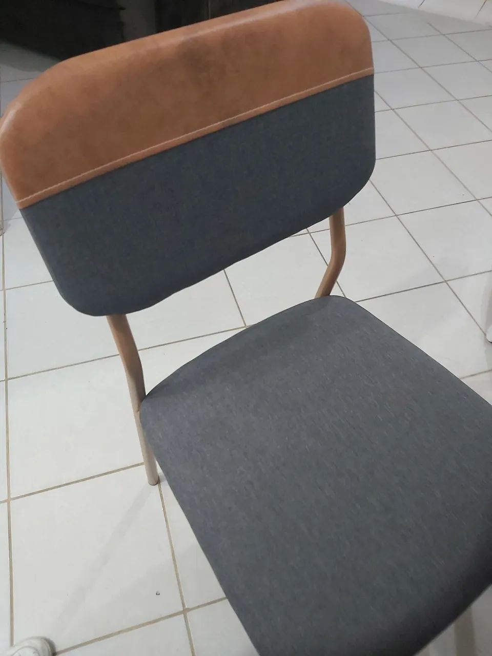 Mesa Mdf com 4 cadeiras  - Foto 3