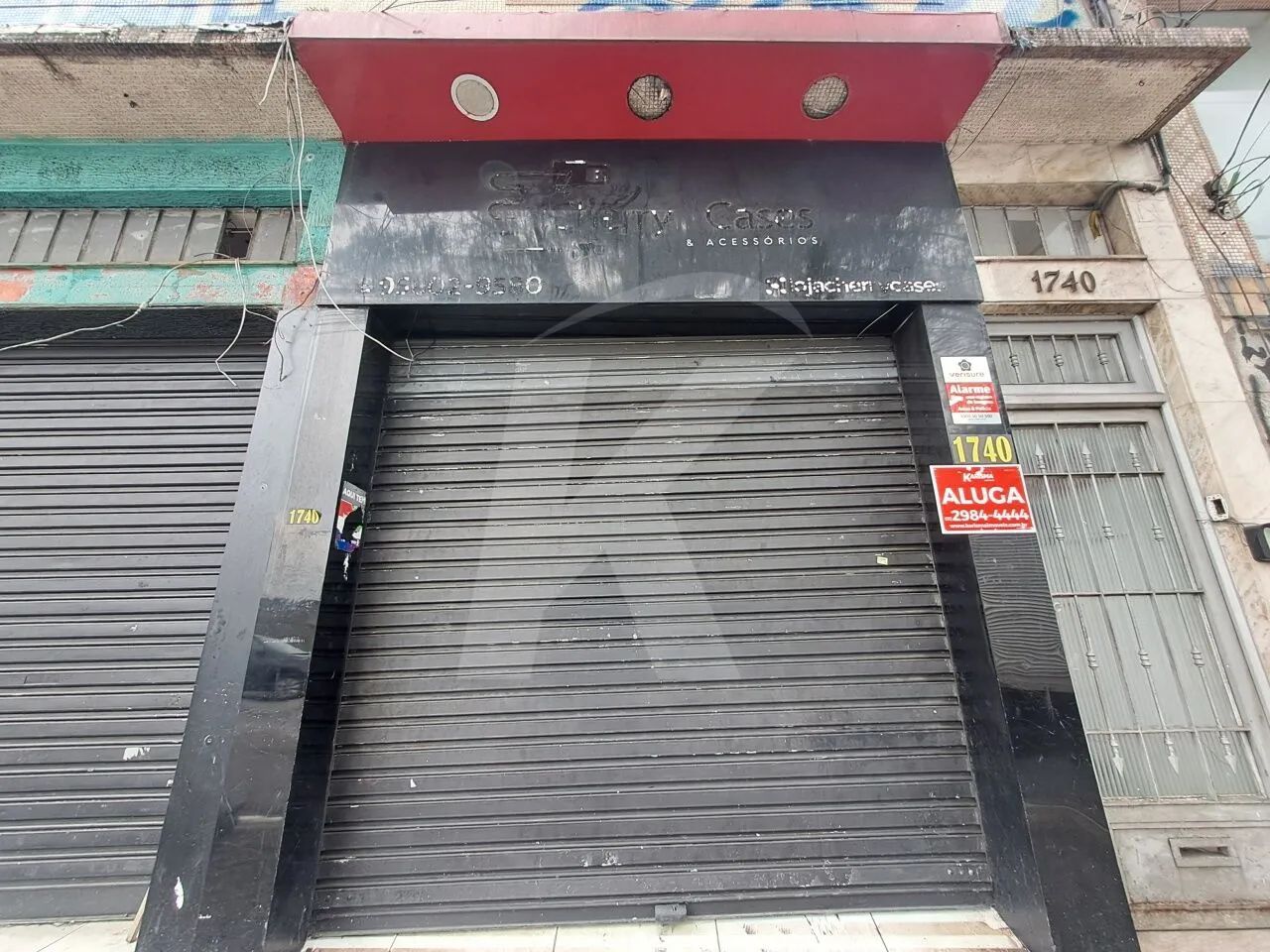 Salão comercial medindo 30 m² com banheiro.