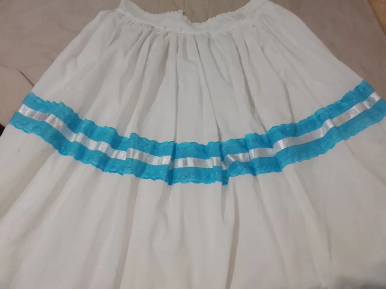 Saia branca com azul. Para umbanda e candomblé.