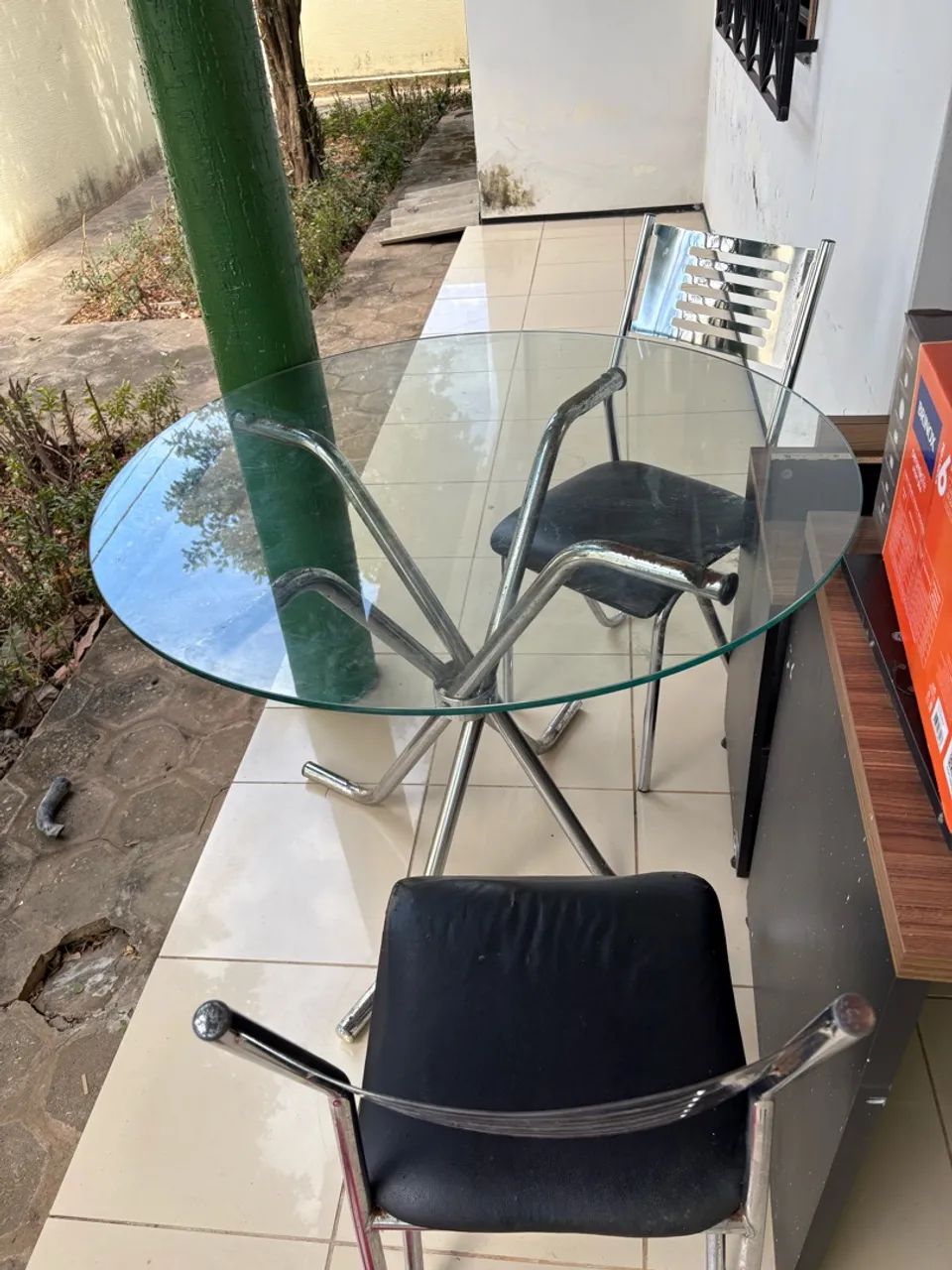 Mesa de vidro com 4 cadeiras
