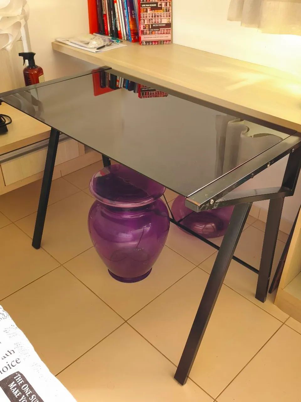 Mesa de Vidro Fumê com Estrutura Preta
