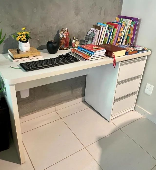Mesa de escritório com gavetas 