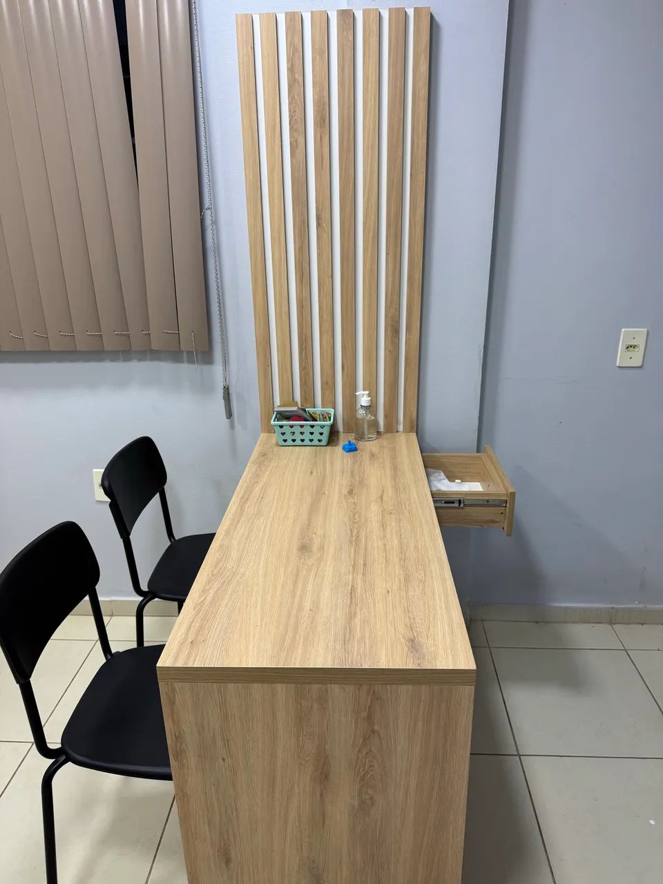 Bancada de Escritório Planejada com Gaveta e Painel Ripado em Madeira