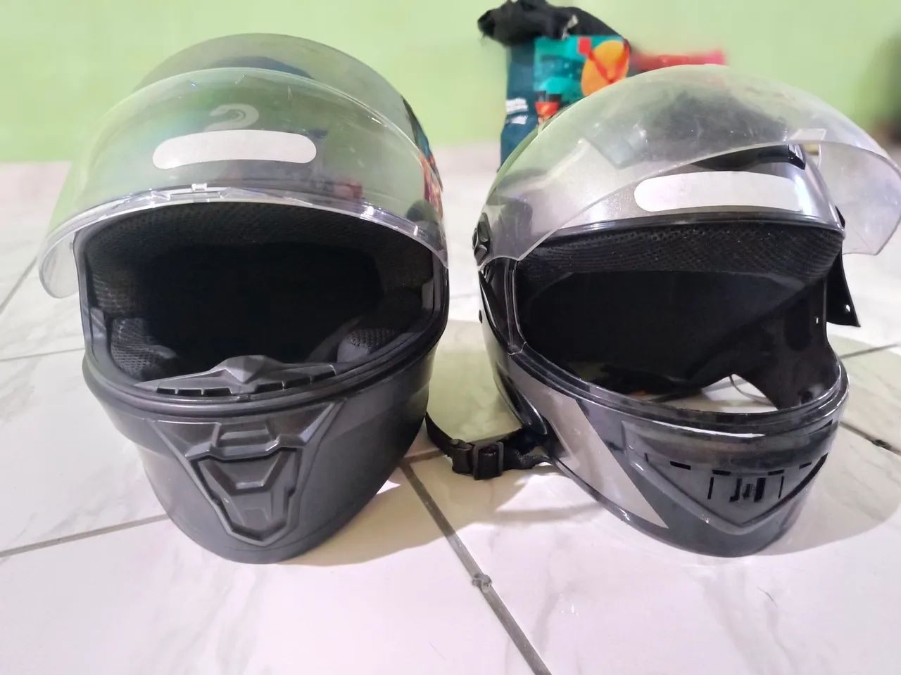 Vendo Dois Capacetes