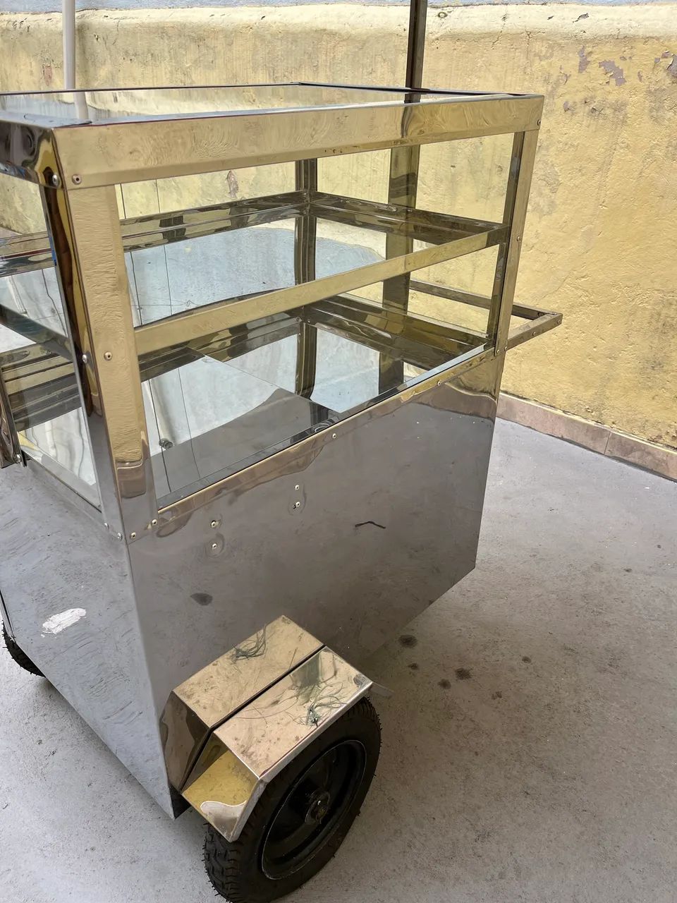 Carrinho com vitrine e toldo