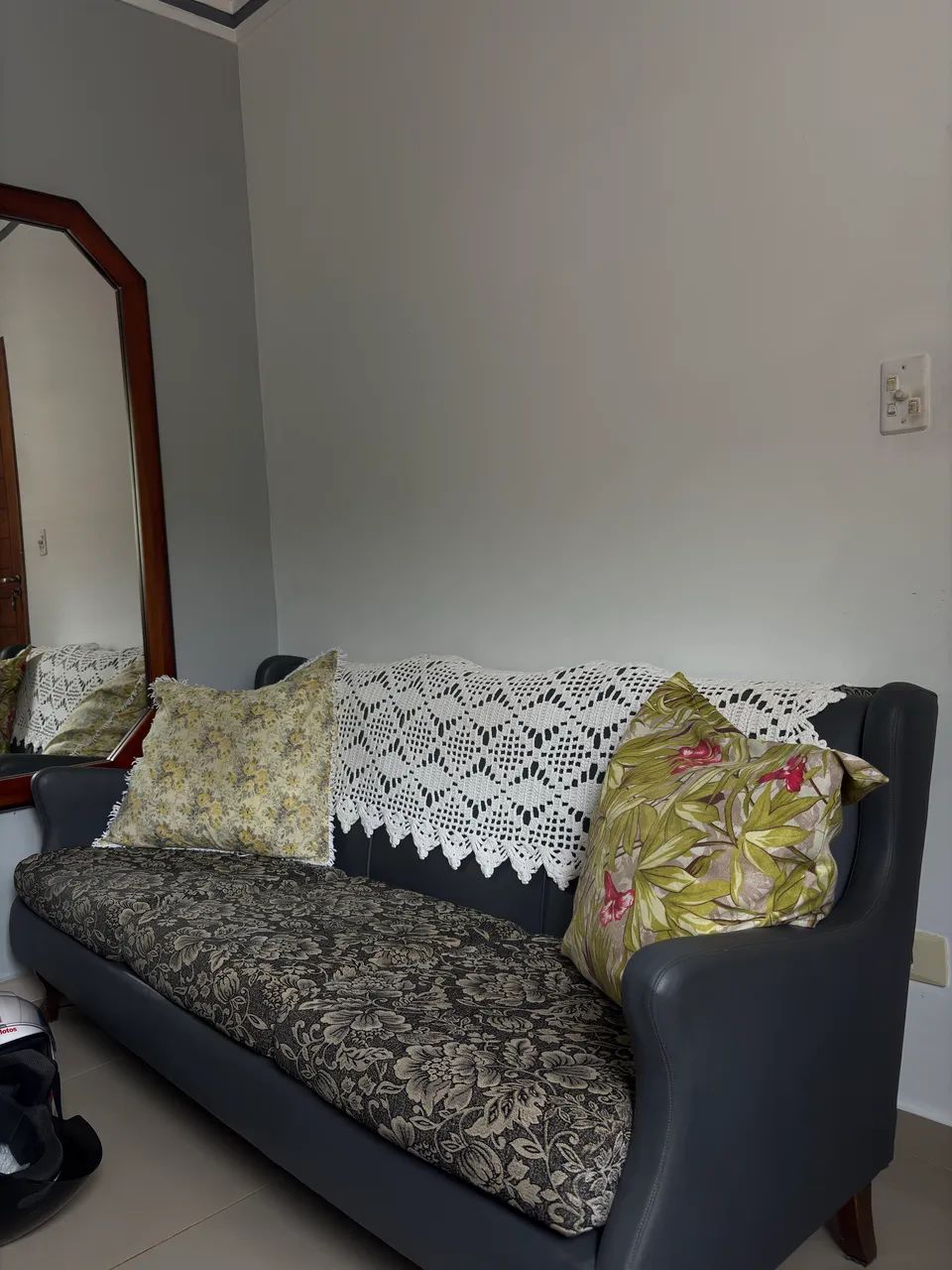 Sofá 3 lugares + 2 poltronas vintage madeira - Foto 4