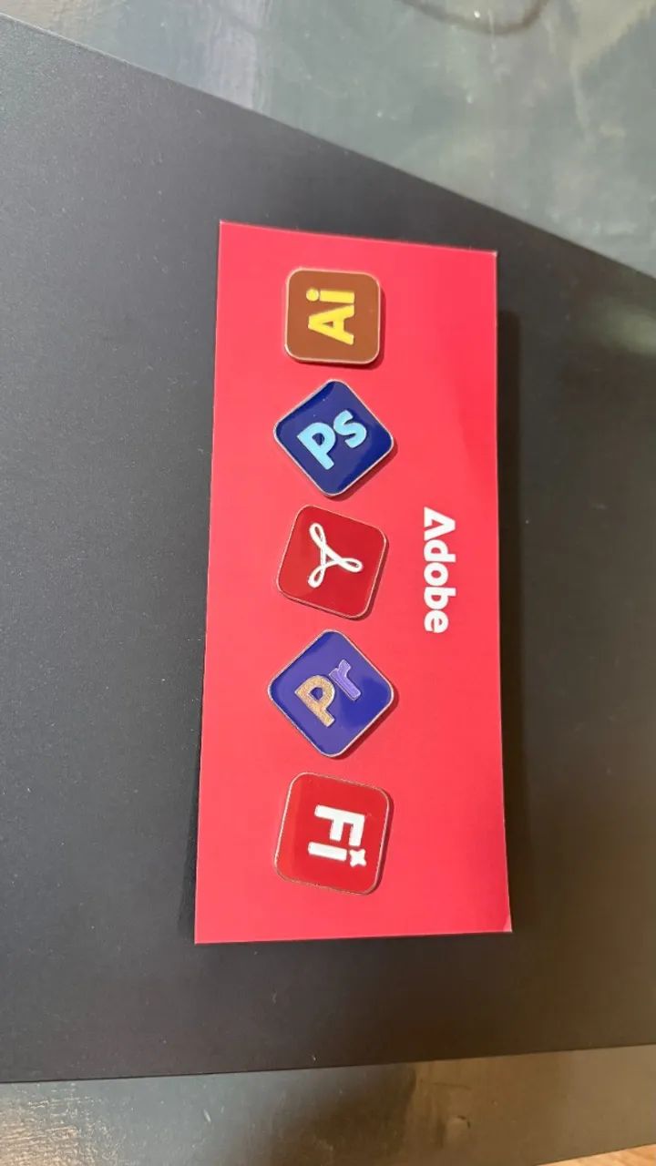 Broche de lapela esmaltado - COLEÇÃO COMPLETA - ADOBE MAX 2025