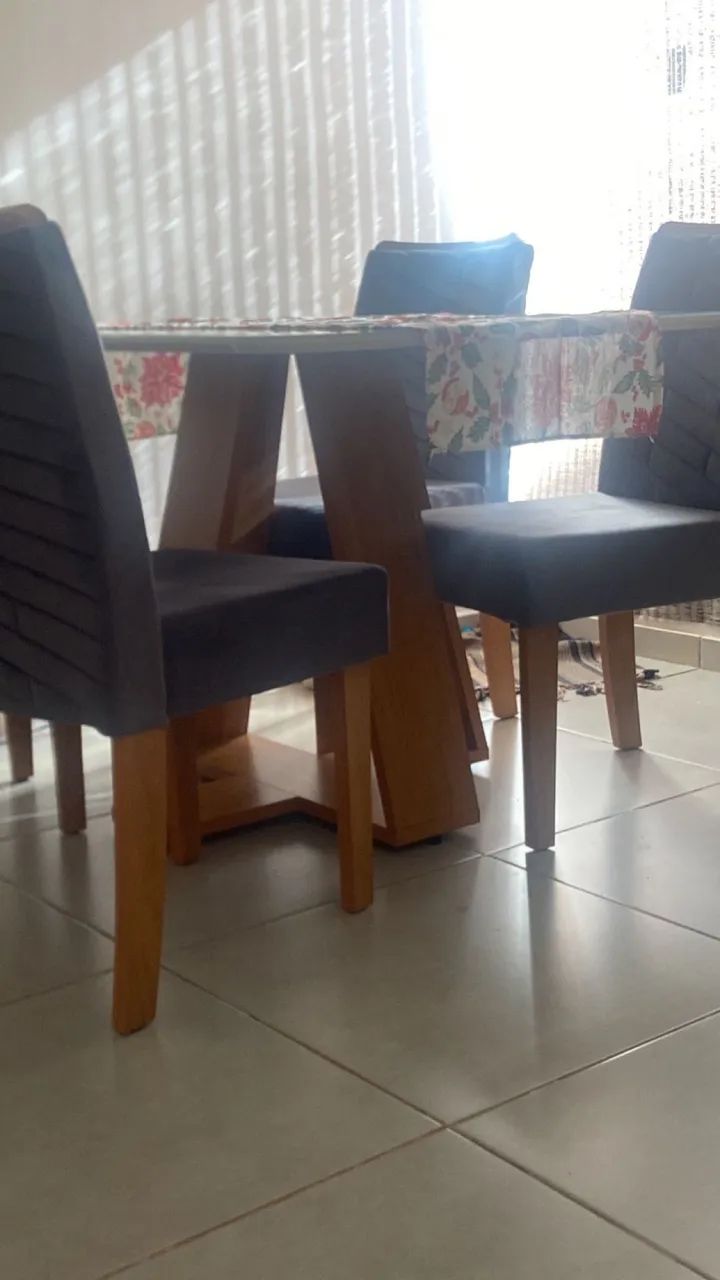 Mesa de jantar 4 cadeiras estofadas 