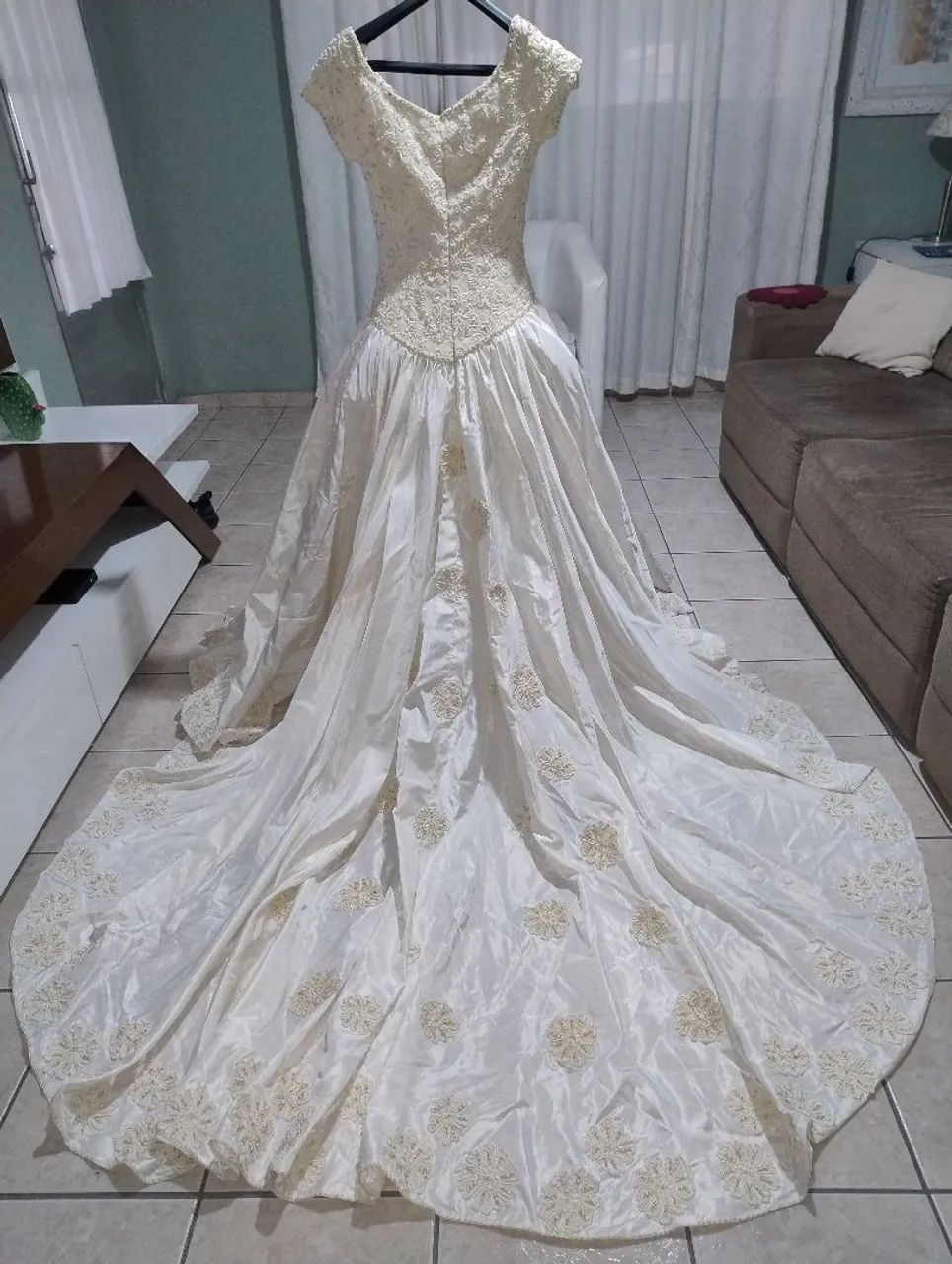 Vestido de Noiva Clássico Estilo Princesa com Cauda Longa e Pedrarias - Foto 4