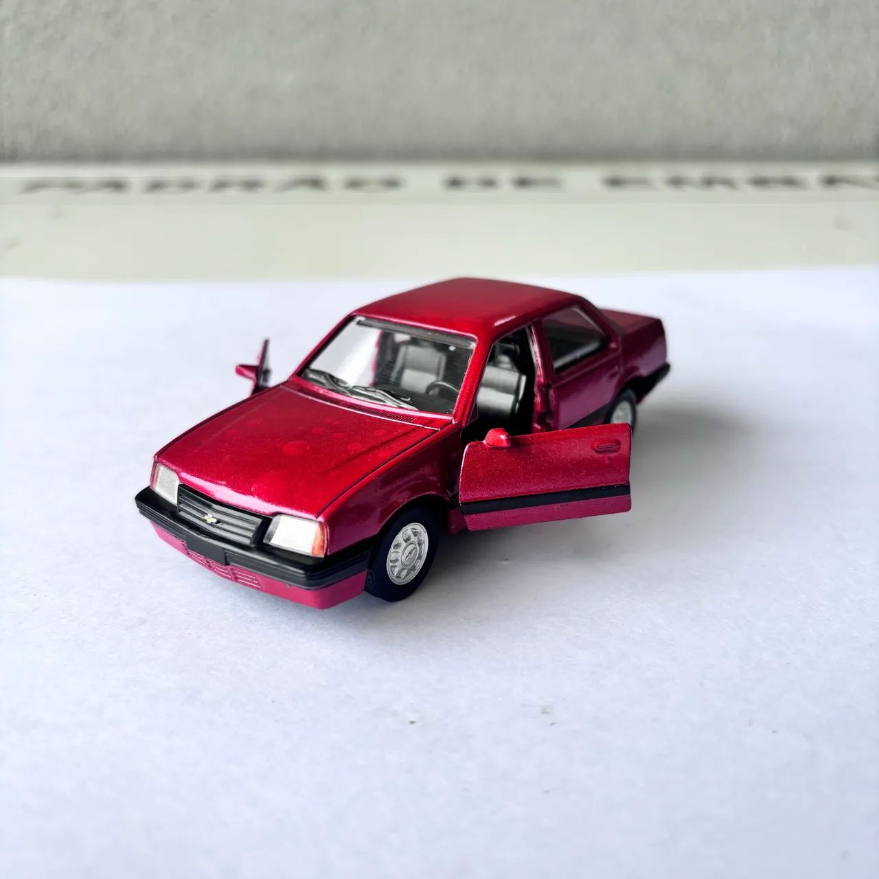 Lote com 4 Miniaturas de Carros Clássicos - Colecionáveis - Foto 5