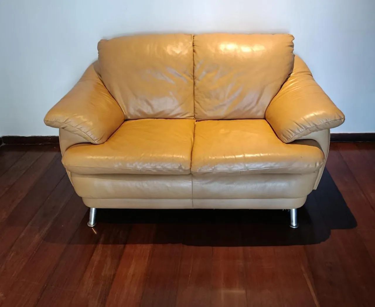 Sofá 3 Lugares em Couro Legítimo Mostarda - Ótimo Estado - Foto 2