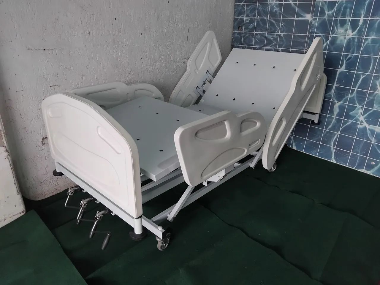 Cama hospitalar com elevação de altura. 